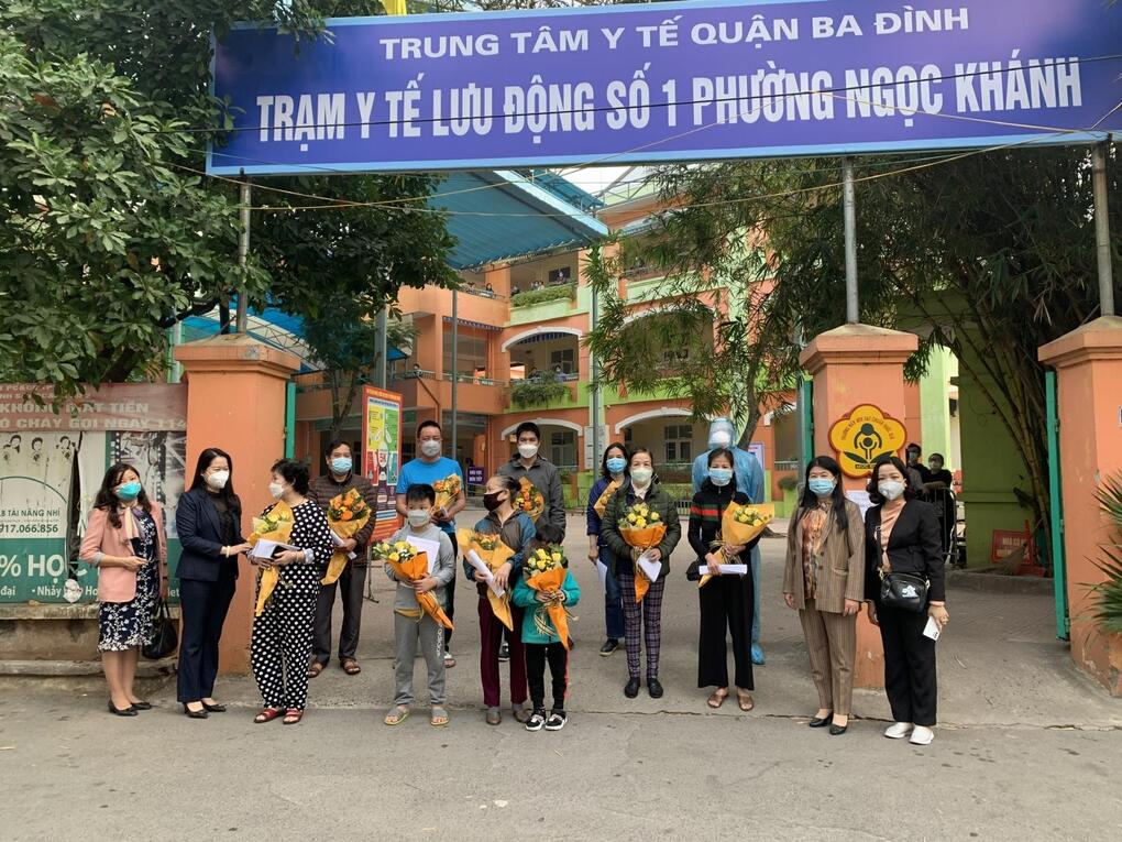 Phó Chủ tịch UBND quận Ba Đình Phạm Thị Diễm (thứ 2) từ trái sang phải thăm, chúc mừng bệnh nhân khỏi bệnh.