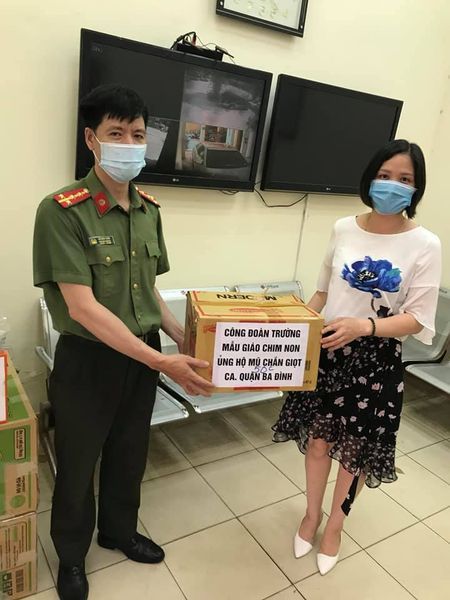 Đại diện Công an Quận Ba Đình nhận ủng hộ của Nhà trường