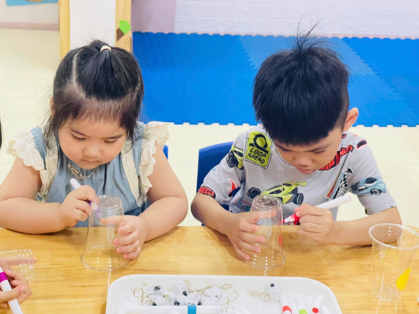 E:\D\2025 - 2026\BÀI VIẾT WEB\THÁNG 9\Ảnh\Trung thu\vẽ đèn lồng\z7077194252224_088cffba17602a8afb600f024f802ae8.jpg