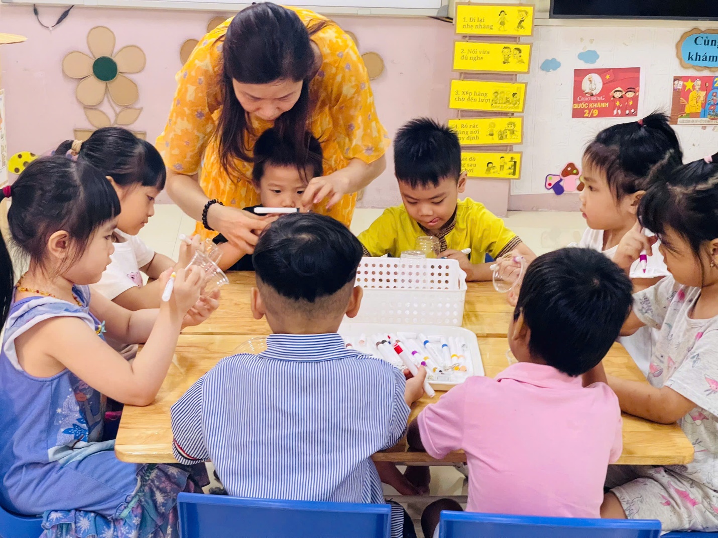 E:\D\2025 - 2026\BÀI VIẾT WEB\THÁNG 9\Ảnh\Trung thu\vẽ đèn lồng\z7077194375600_b67f950a79f007c91a5ba7824f76ac36.jpg