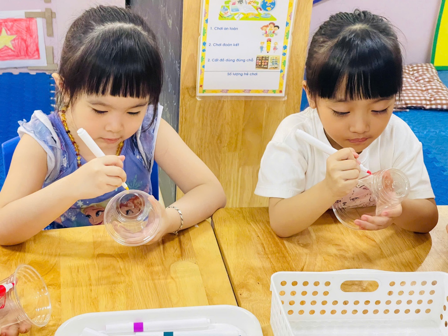 E:\D\2025 - 2026\BÀI VIẾT WEB\THÁNG 9\Ảnh\Trung thu\vẽ đèn lồng\z7077194296799_4d68a8be69cd066bc7b085a3dda73ed5.jpg