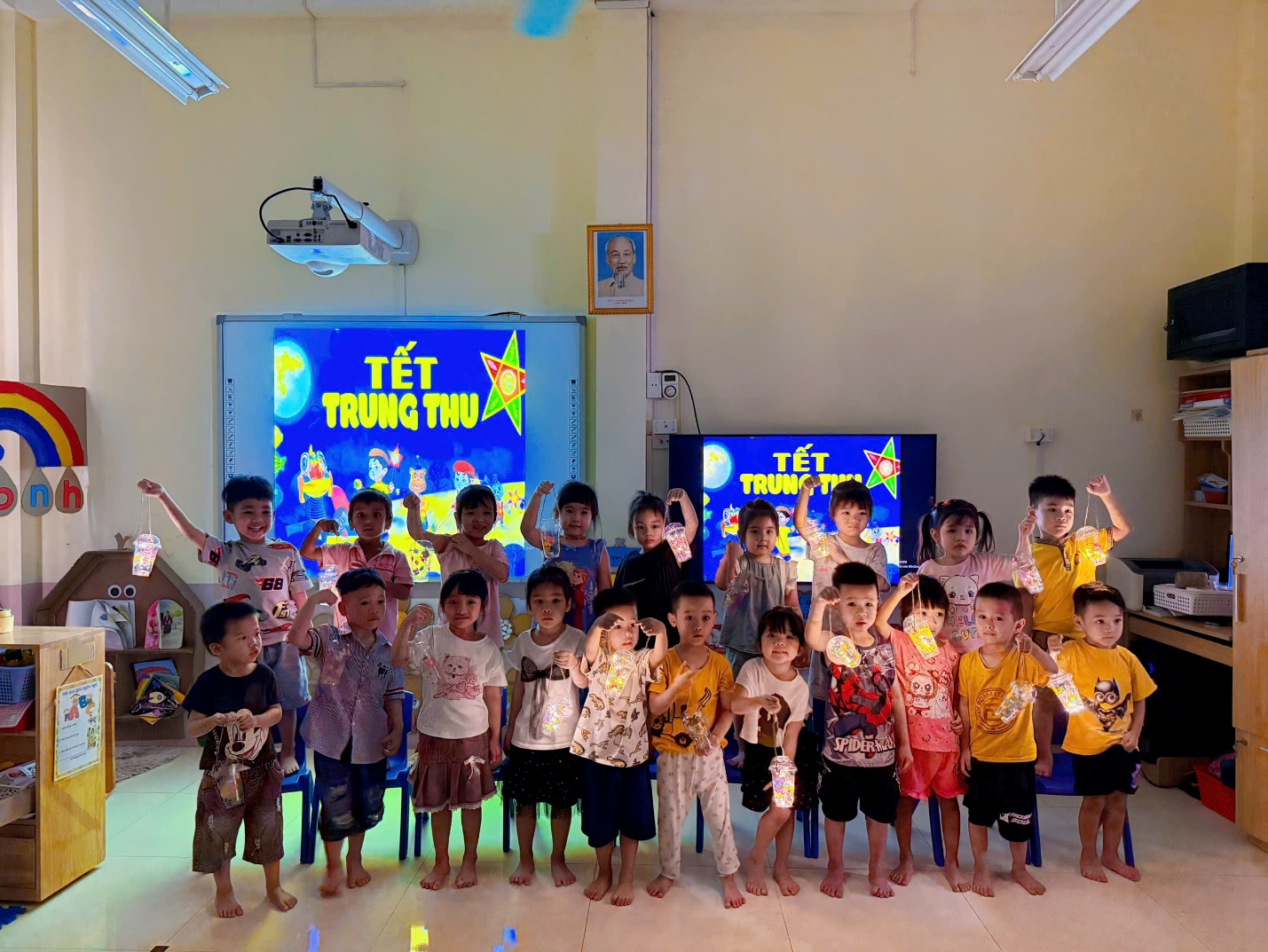 E:\D\2025 - 2026\BÀI VIẾT WEB\THÁNG 9\Ảnh\Trung thu\z7072550424018_2e6b5dad581c818229b905408b3aa879.jpg