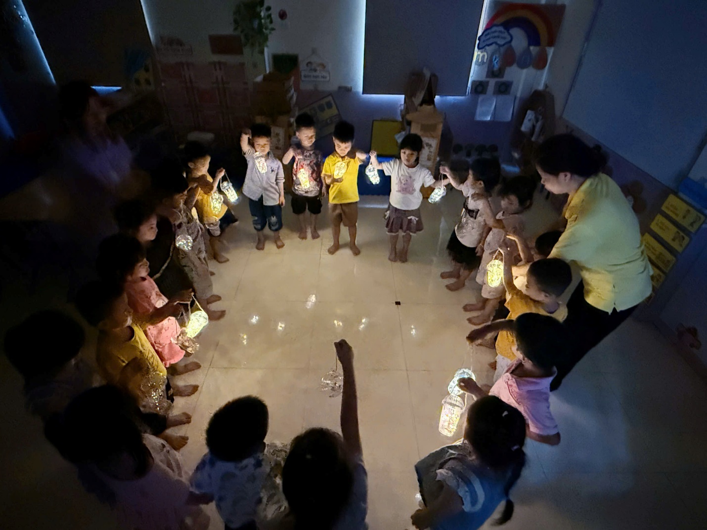 E:\D\2025 - 2026\BÀI VIẾT WEB\THÁNG 9\Ảnh\Trung thu\z7072550404463_d1035d532817315a2a70c5e5fc6cd064.jpg