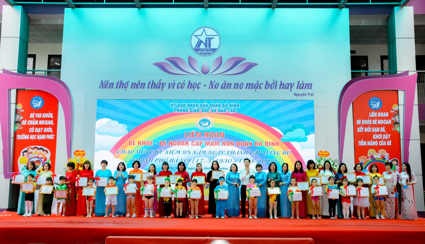 C:\Users\Administrator\Desktop\Trao giải.jpg