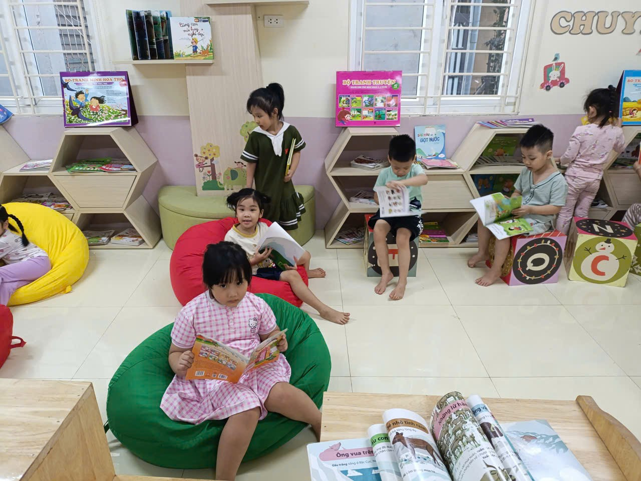 A group of children reading in a classroom

AI-generated content may be incorrect.