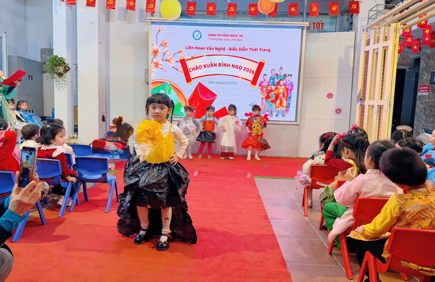 A group of children in a room

AI-generated content may be incorrect.