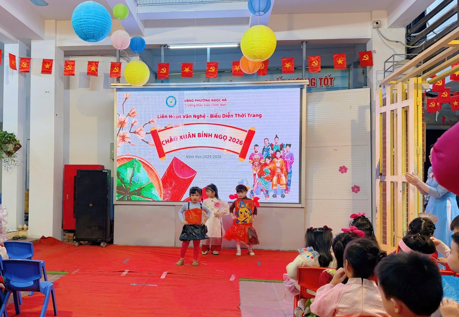 A group of children on a stage

AI-generated content may be incorrect.