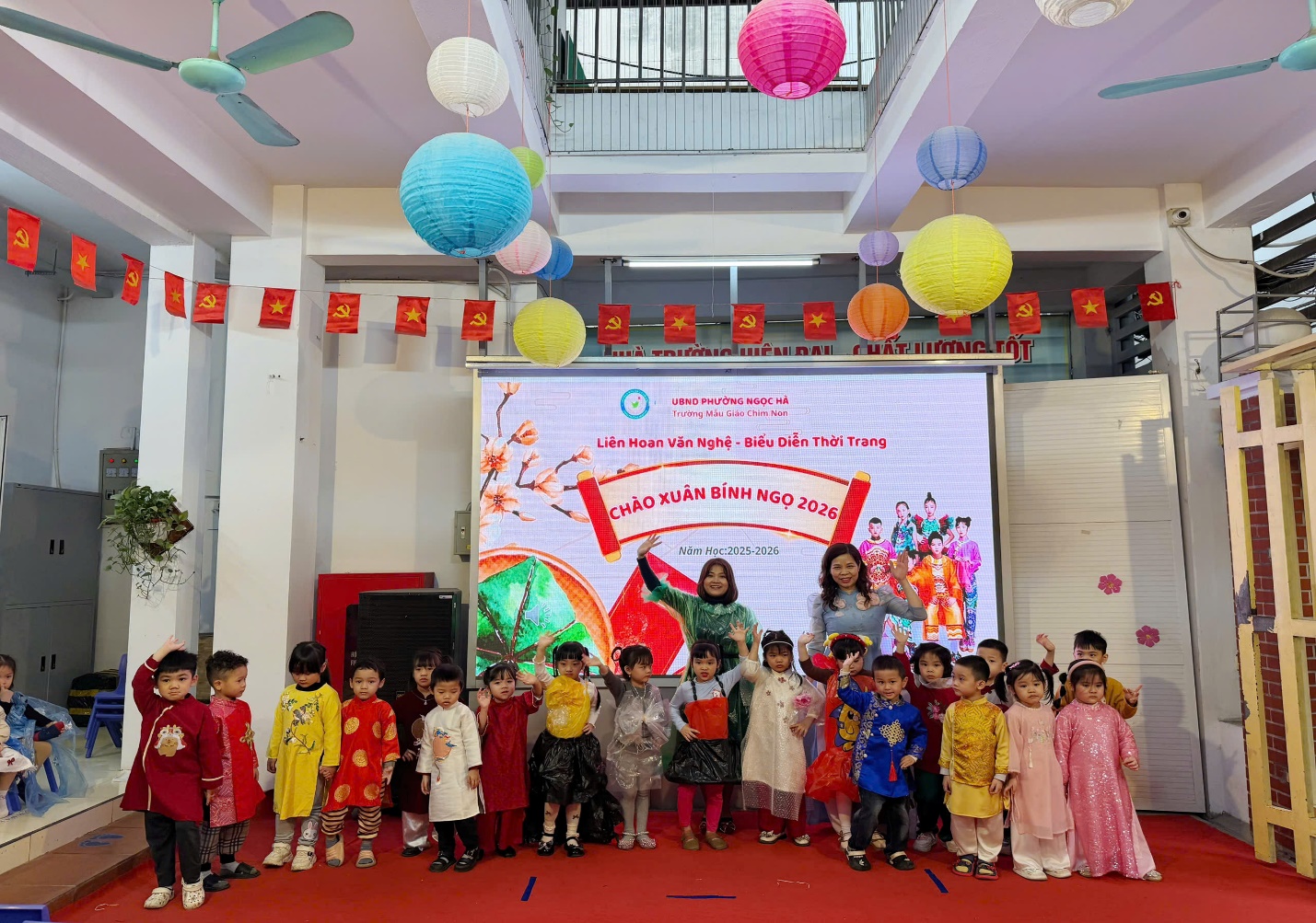 A group of children standing in a room with a large screen

AI-generated content may be incorrect.