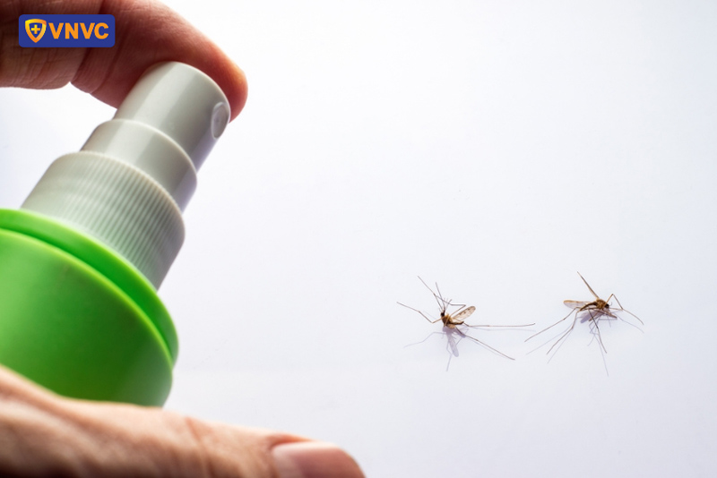 phun thuốc diệt muỗi